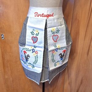 Portugal Apron with Gingham Pattern & Folk Art Pockets, NWOT